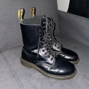Dr Marten 1490 Smooth Leather Mid Boots